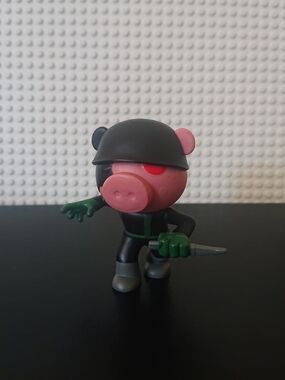 2020 MiniToon PhatMojo - Roblox Piggy Soldier  3" Mini Figure - Series 1    GENE